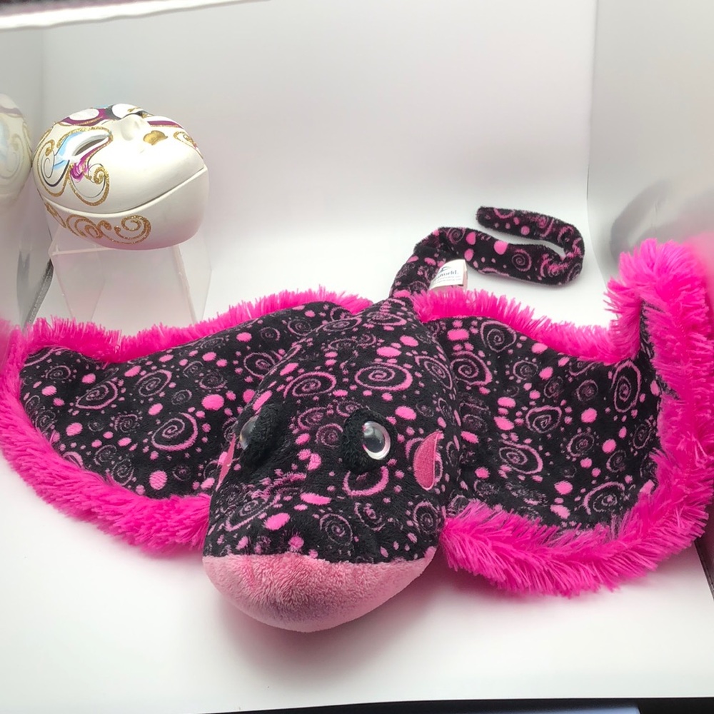 Stuffed Animal: SeaWorld 2011 Sting Ray Plush Pink & Black Stuffed Animal Toy.